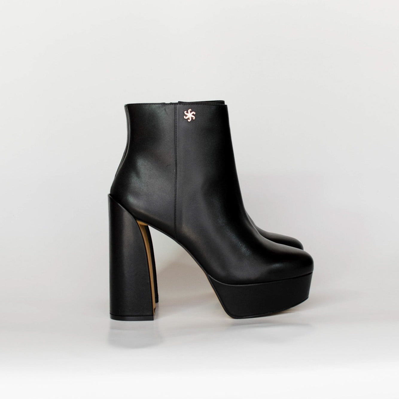 BOTIN NEGRO CON HERRAJE